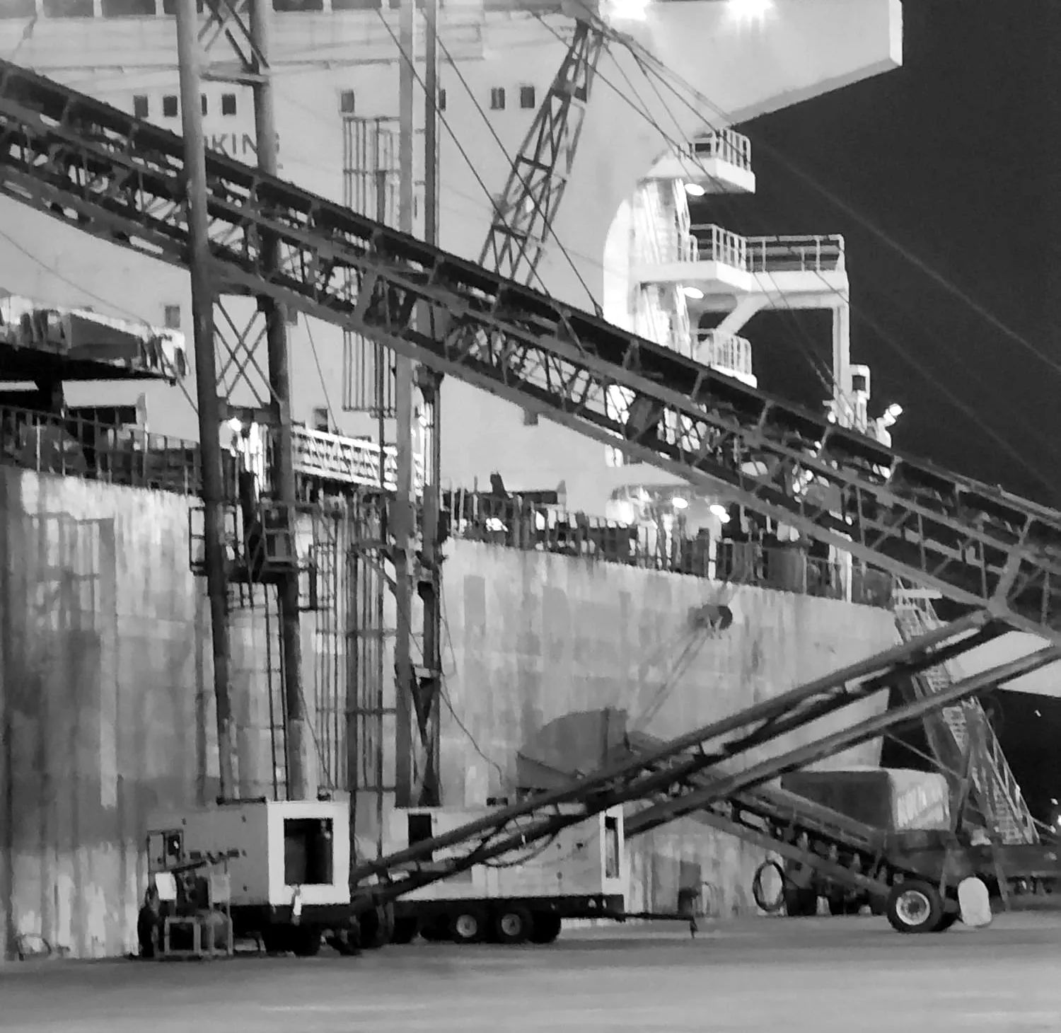 Puerto de noche, cinta transportadora